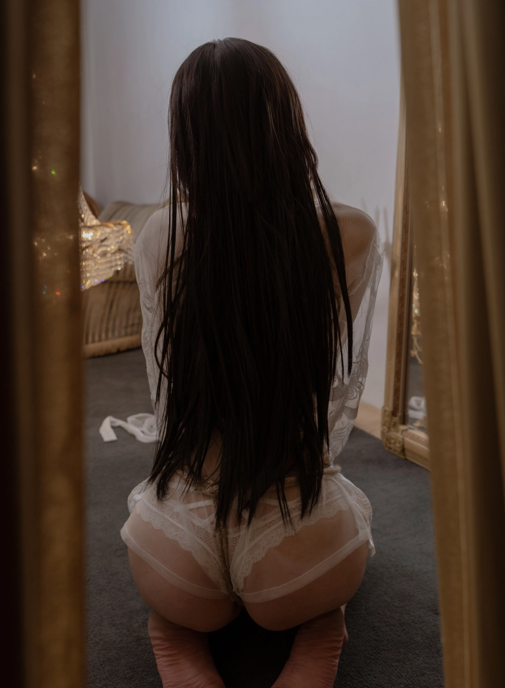 YUNHA khiến ánh mắt khó rời đi