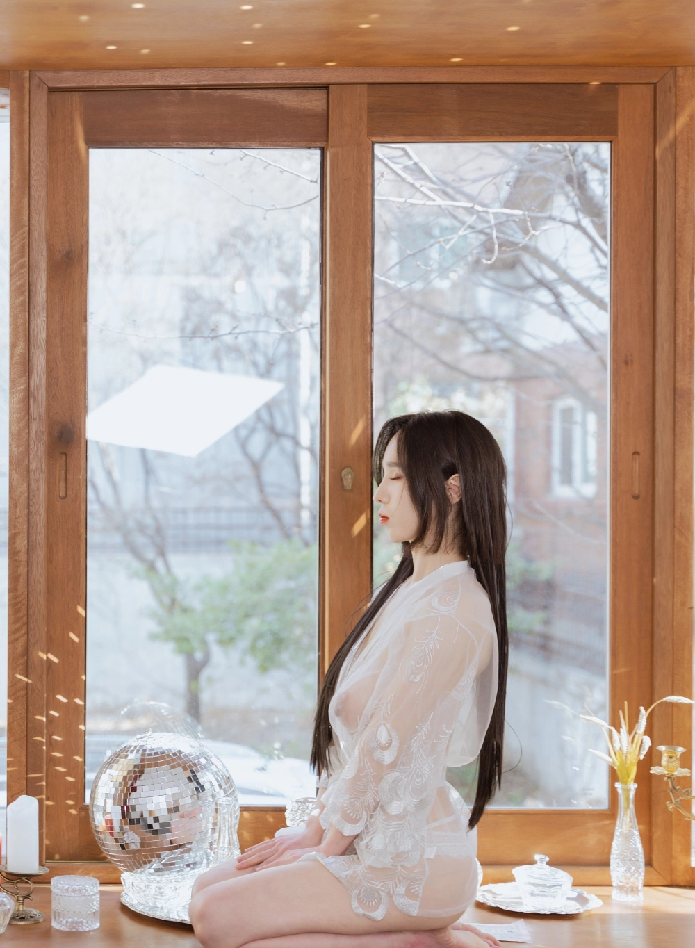 YUNHA mang nét đẹp sang quyến rũ