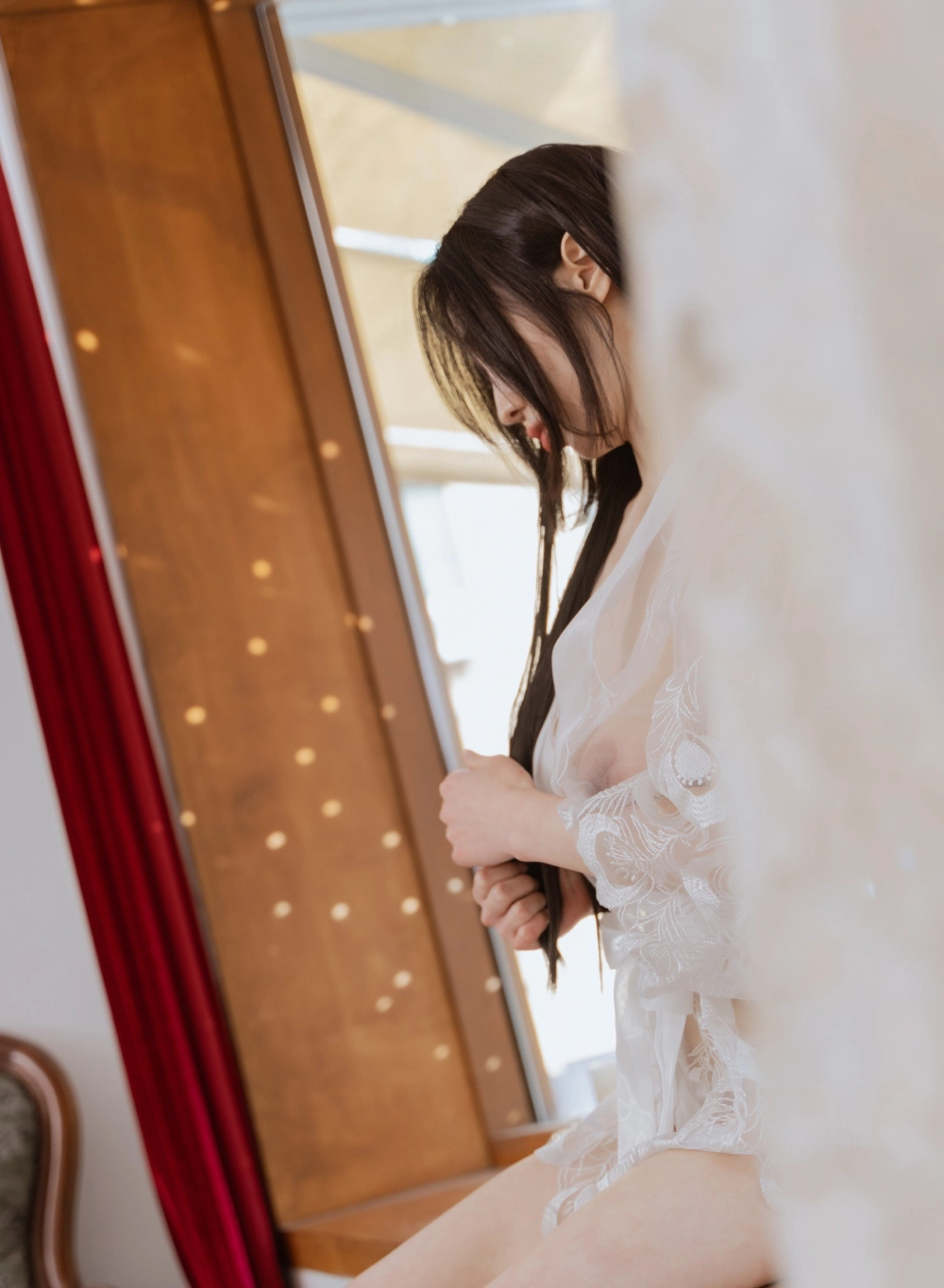 YUNHA tỏa khí chất quyến rũ