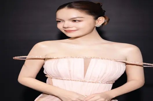 Phạm Quỳnh Anh bùng nổ quyến rũ qua bộ sưu tập ảnh thời thượng