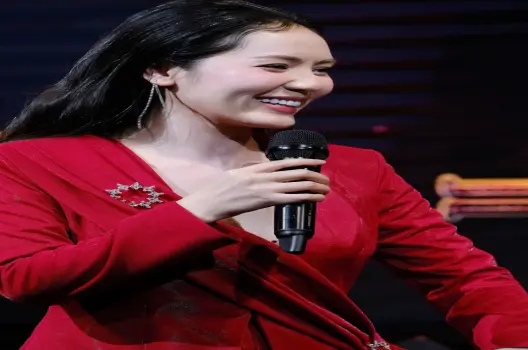 ca sĩ Phương Linh lột xác ngoạn mục với outfit thời thượng, thần thái đỉnh cao