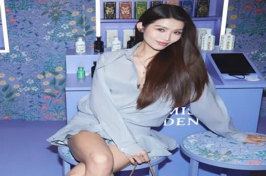 Chế Nguyễn Quỳnh Châu gây ấn tượng mạnh với phong cách thời trang mới mẻ