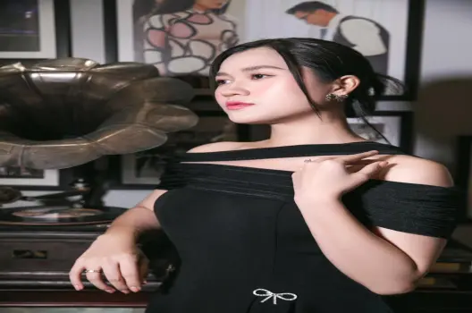 Lâm Vỹ Dạ bùng nổ quyến rũ qua bộ sưu tập ảnh thời thượng mới