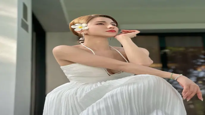 Diệp Lâm Anh bùng nổ quyến rũ qua bộ sưu tập ảnh thời thượng