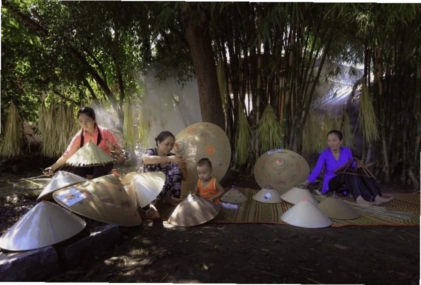 Cảnh người dân giúp đỡ nhau trong xóm làng