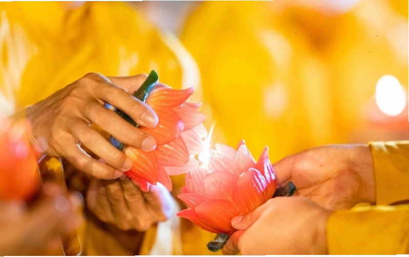 Đói lòng ăn hột chà là, để cơm cho mẹ mẹ già yếu răng