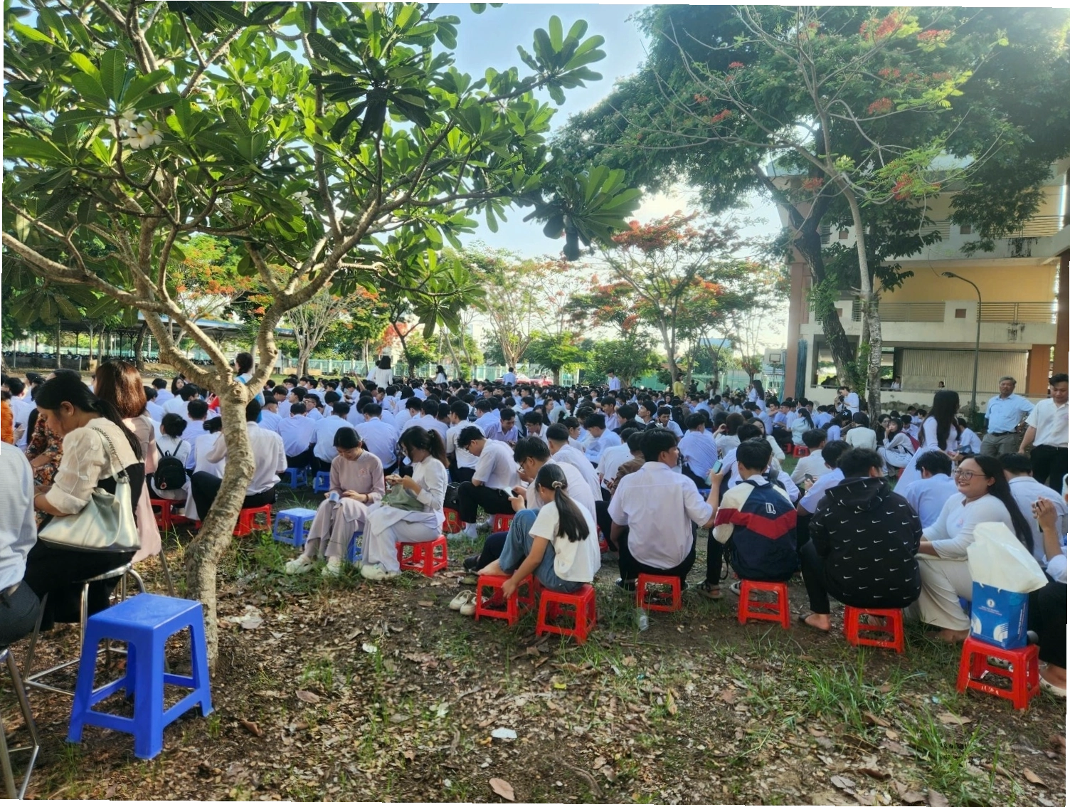 Học sinh nhận phần thưởng trong lễ tri ân