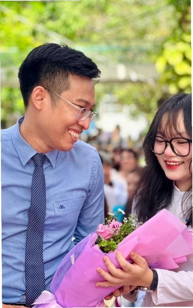 Học sinh tặng hoa cho giáo viên