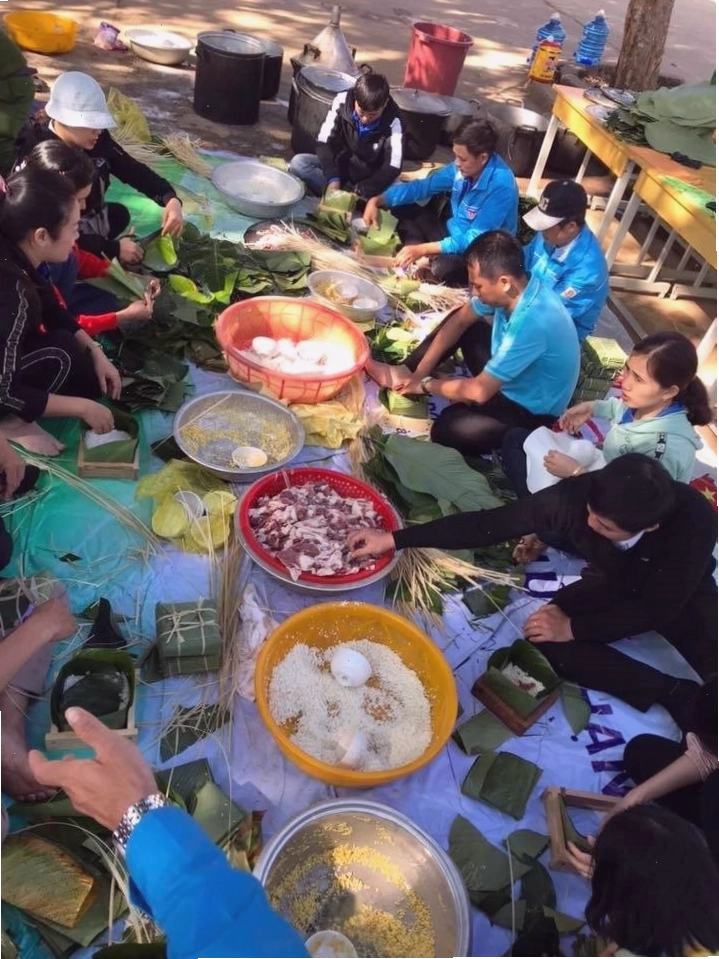 Người dân cùng nhau xây dựng nhà cửa
