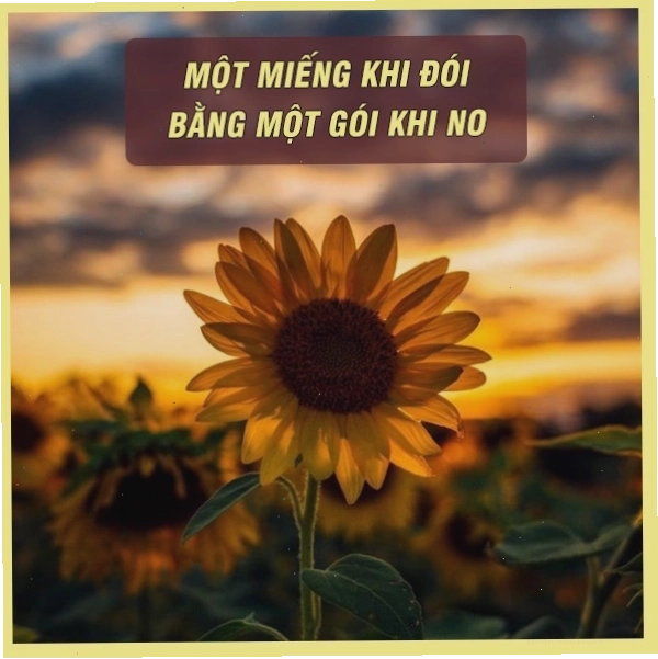 Người lớn tuổi đang dạy dỗ trẻ em về lòng nhân ái