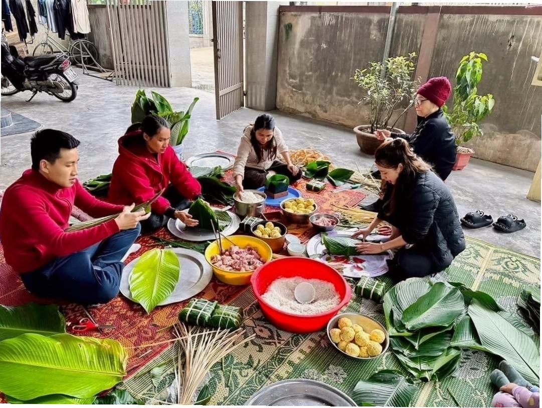 Trẻ em chơi đùa cùng nhau trong xóm