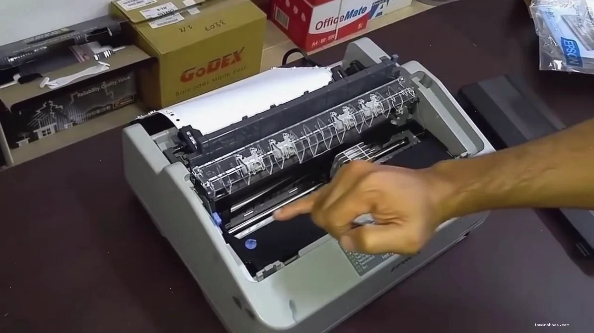 Kiểm tra và gỡ giấy bị kẹt khỏi máy in Epson LQ-310 một cách cẩn thận