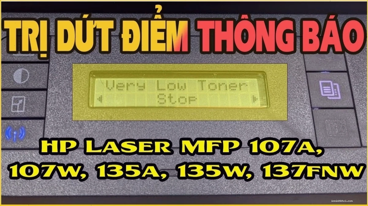 Kỹ thuật viên đang đổ mực máy in HP