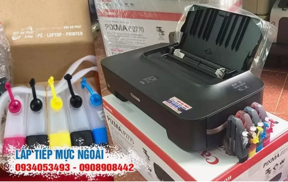Kỹ thuật viên đang kiểm tra máy in Canon IP2770