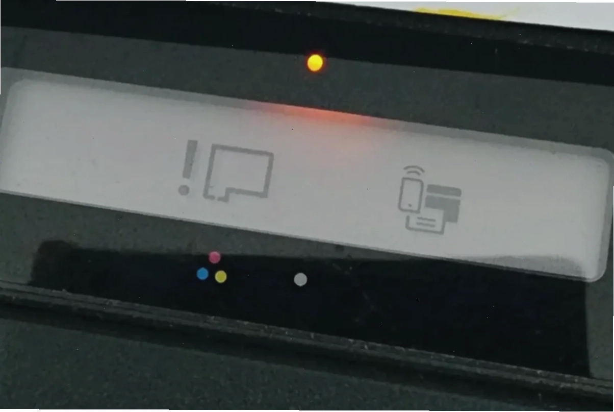 Kỹ thuật viên đang kiểm tra máy in HP