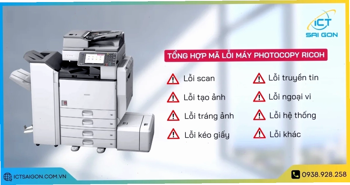 Kỹ thuật viên đang kiểm tra máy photocopy Ricoh