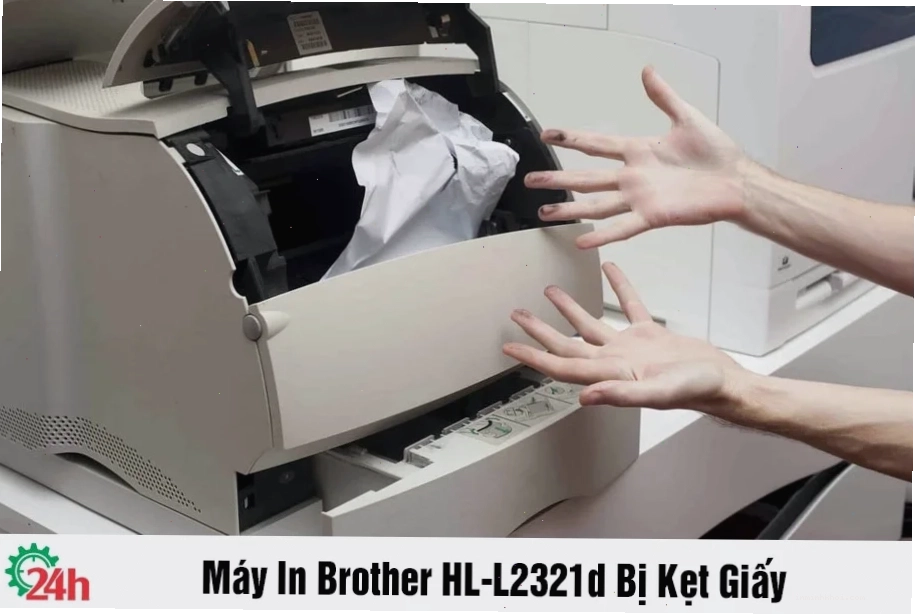 Kỹ thuật viên đang kiểm tra và khắc phục lỗi kẹt giấy trên máy in Brother HL-L2321D