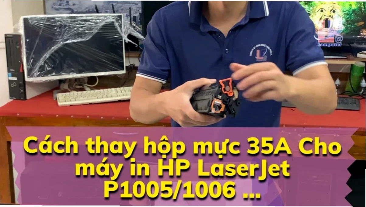 Kỹ thuật viên đang thực hiện quy trình đổ mực máy in