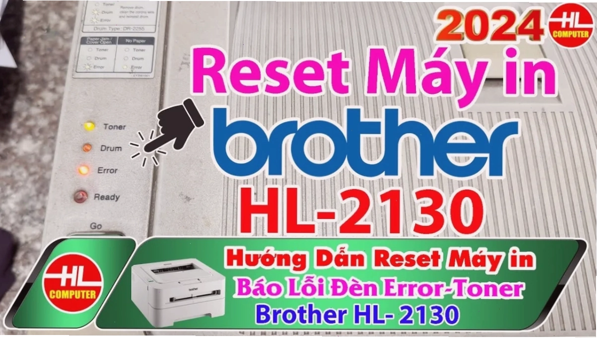 Kỹ thuật viên đang thực hiện quy trình reset máy in Brother