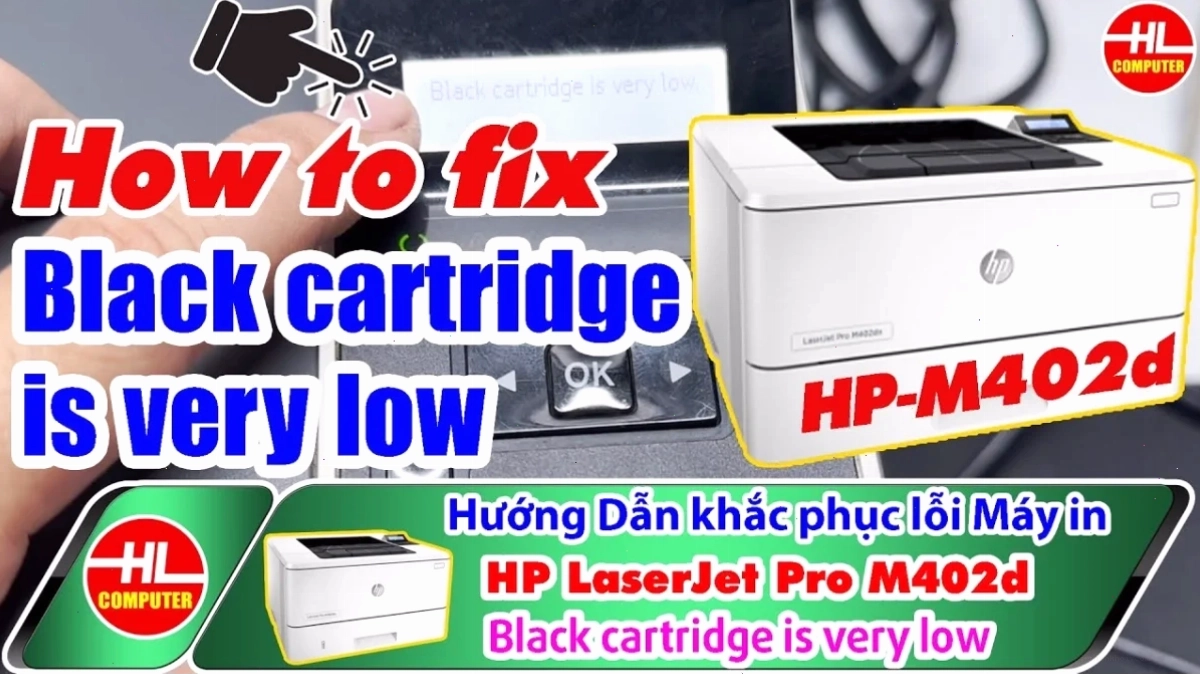 Kỹ thuật viên kiểm tra chip mực máy in