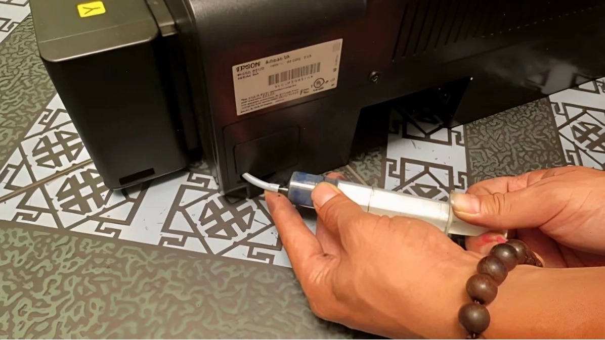 Kỹ thuật viên kiểm tra đầu phun máy in Epson