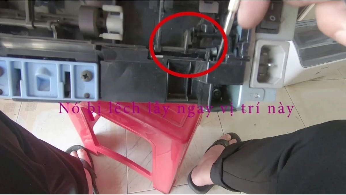 Kỹ thuật viên kiểm tra hộp mực máy in Canon 2900