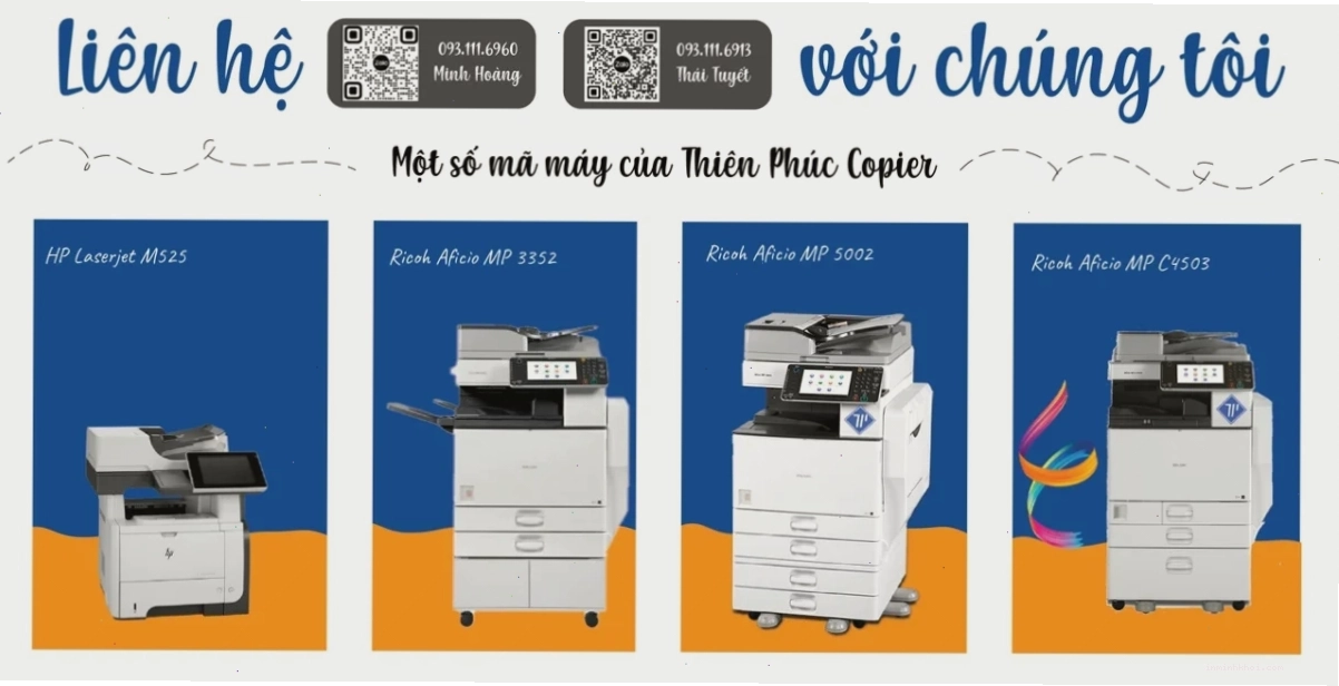 Kỹ thuật viên kiểm tra máy in