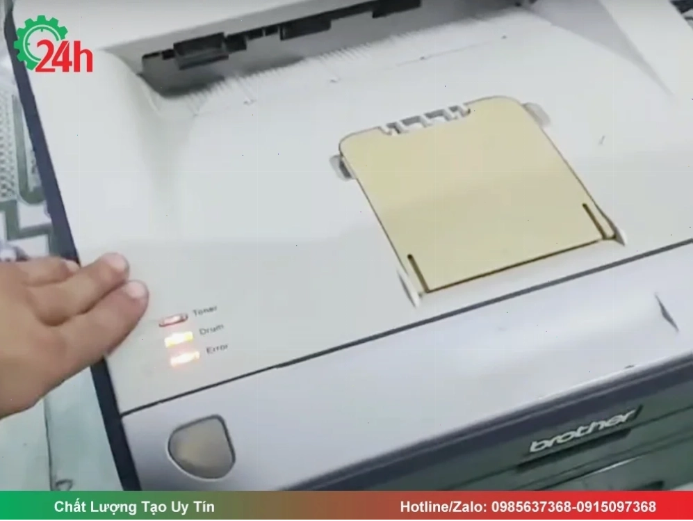 Mở nắp và ấn giữ nút Go để reset Drum máy in Brother HL 2140