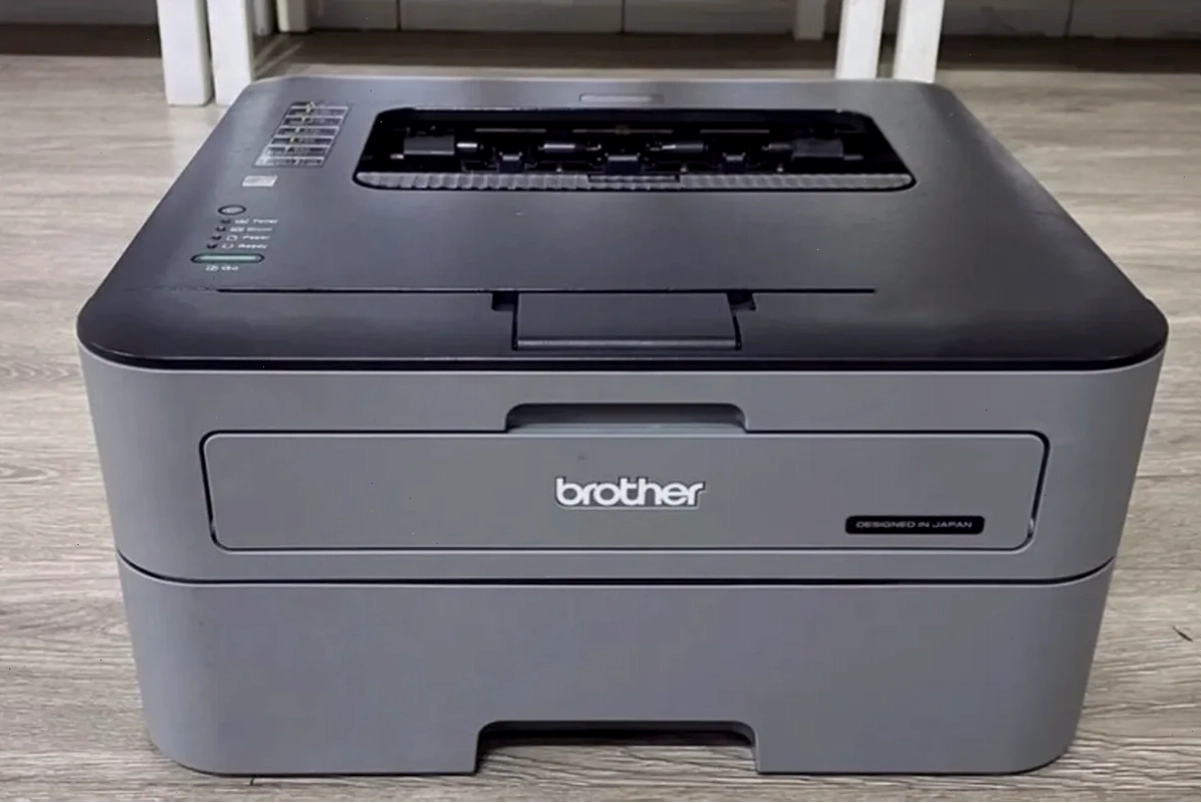 Nhấn nút in trên máy Brother PT-E110