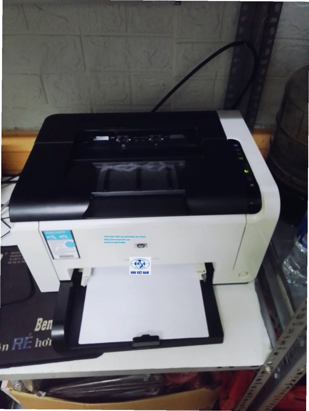 Thao tác thay hộp mực máy in HP CP1025