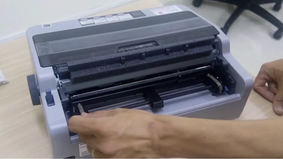 Thay thế ribbon mực mới cho máy in Epson LQ-310 để cải thiện chất lượng bản in