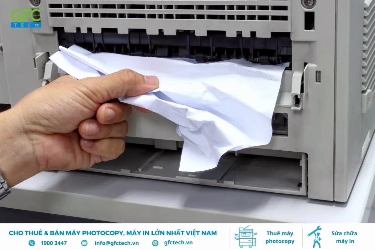 Tổng đài viên hỗ trợ khách hàng qua điện thoại về lỗi máy in