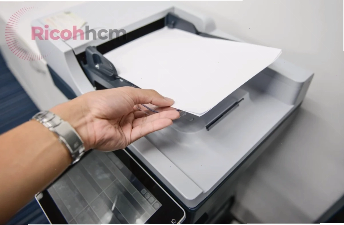 Vệ sinh khay giấy máy in để loại bỏ bụi bẩn