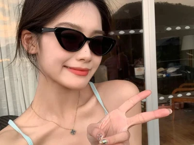 Ảnh gái xinh đeo kính cute bùng nổ qua bộ ảnh nghệ thuật
