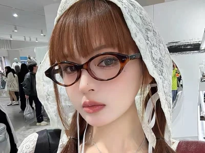 Gái xinh đeo kính bùng nổ cuốn hút qua bộ ảnh nghệ thuật